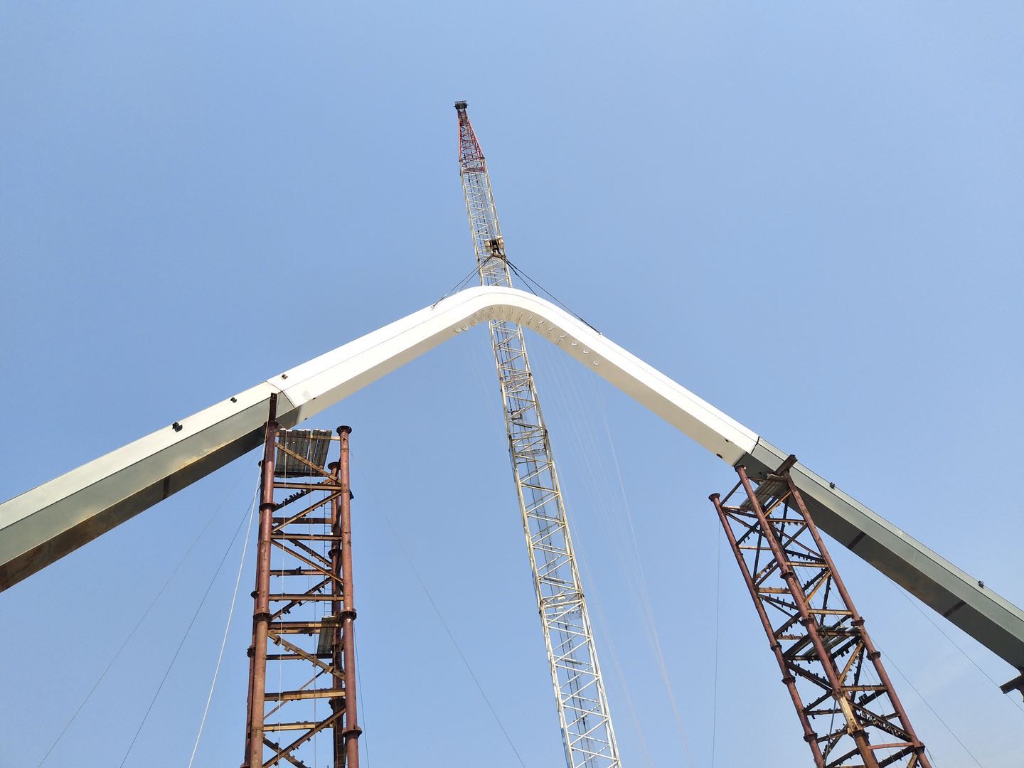 紫荊路跨龍王港河橋順利完成主拱合龍！